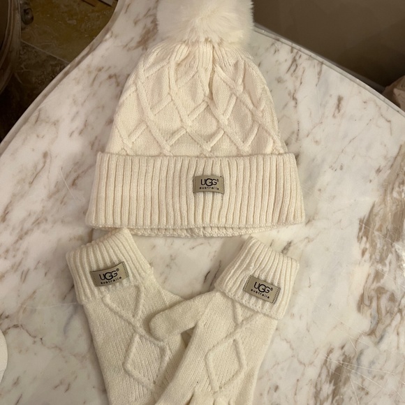 UGG CREAM BEANIE GLOVE SET NWT - Picture 7 of 12